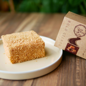 BOLO DE DOCE DE LEITE COM COCO QUEIMADO