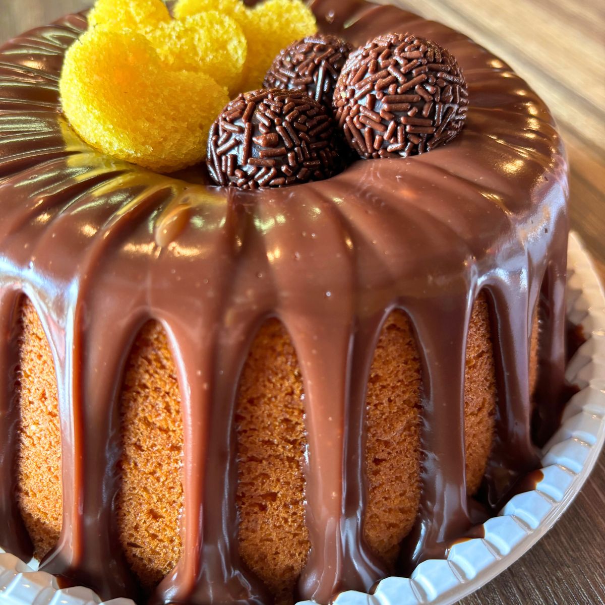 BOLO DE CENOURA COM COBERTURA DE BRIGADEIRO CREMOSO