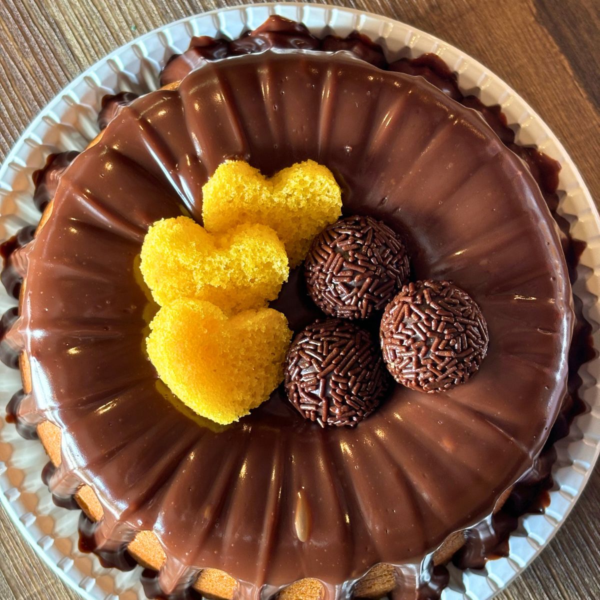 BOLO DE CENOURA COM COBERTURA DE BRIGADEIRO CREMOSO - Imagem 2