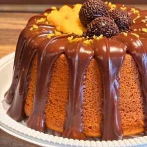 BOLO DE CENOURA COM COBERTURA DE BRIGADEIRO CREMOSO