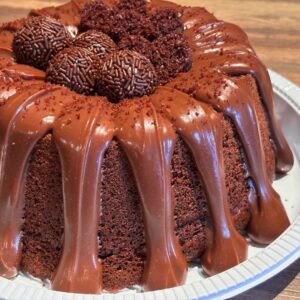 BOLO DE CHOCOLATE COM COBERTURA DE BRIGADEIRO CREMOSO