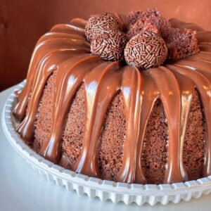 BOLO DE CHOCOLATE COM COBERTURA DE BRIGADEIRO CREMOSO